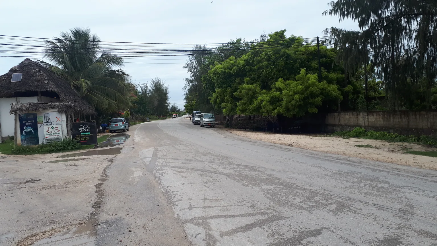 Rua local em Paje usada para contexto de deslocacoes em Zanzibar