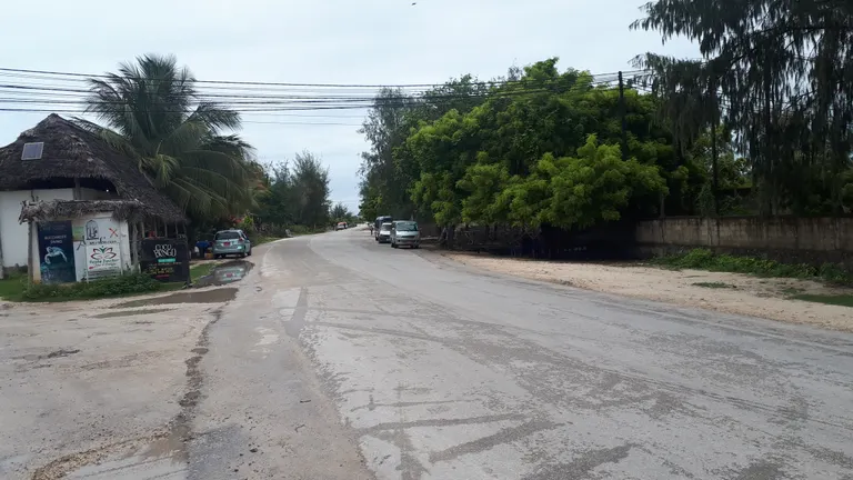 Estrada local em Paje na costa sudeste de Zanzibar