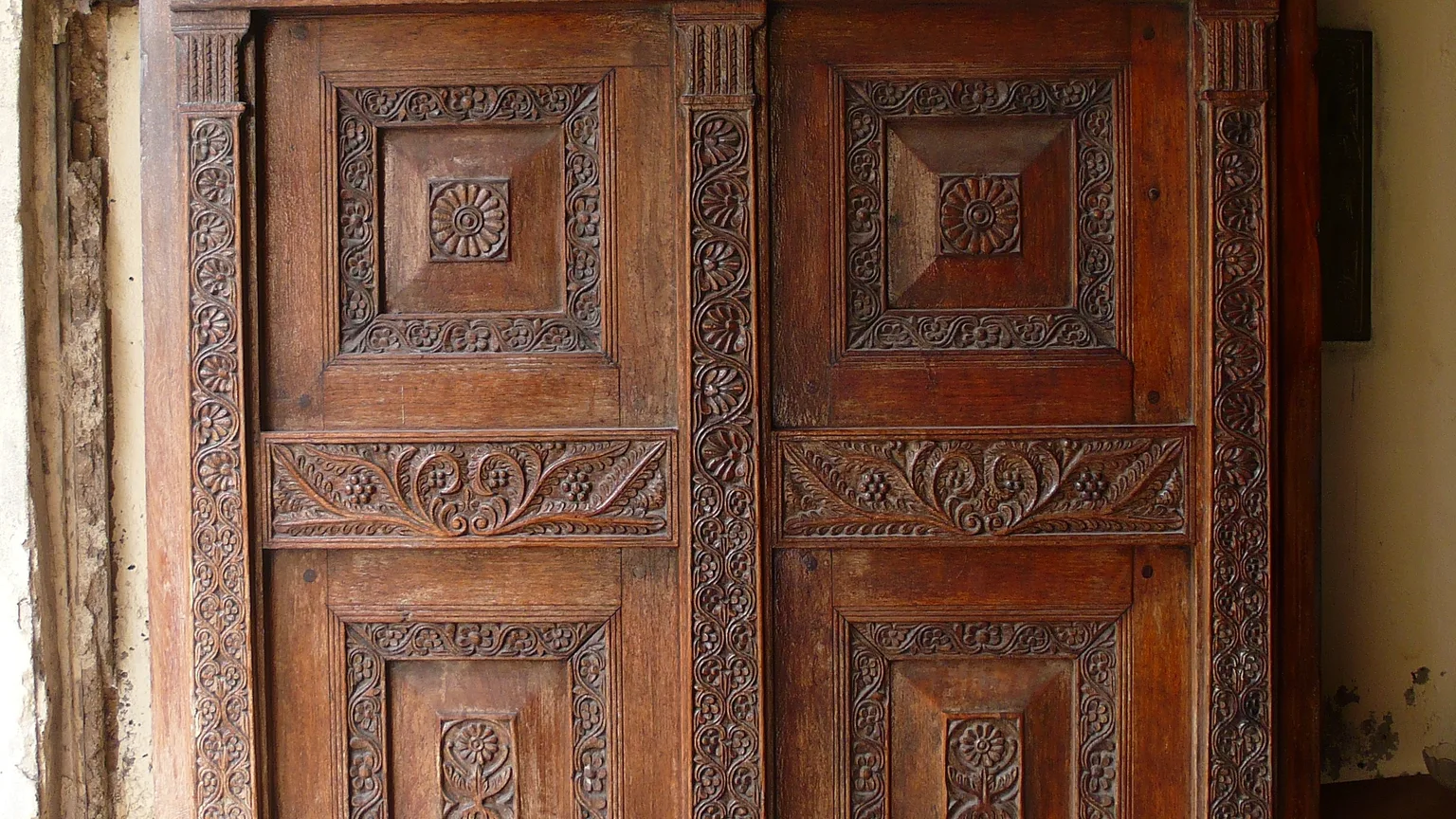 Porta de madeira talhada em Stone Town, Zanzibar