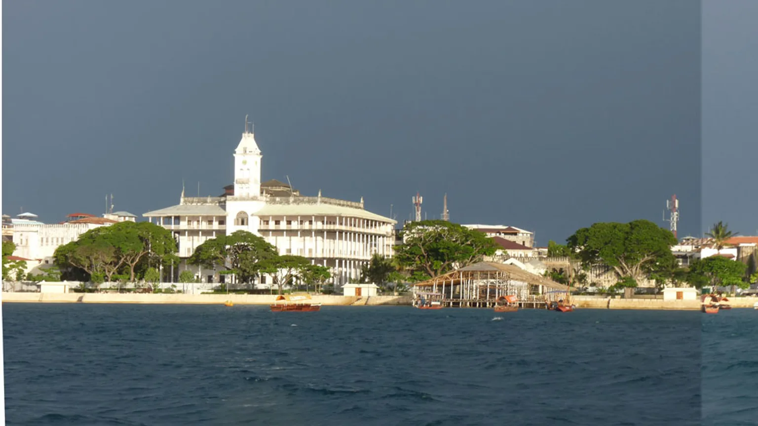 Vista panorâmica de Stone Town para preparar a viagem a Zanzibar