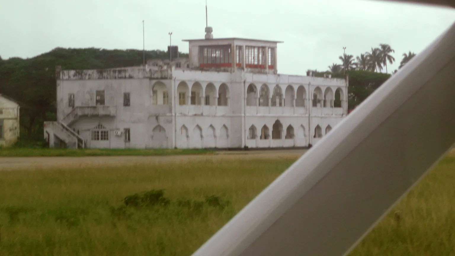 Terminal do aeroporto de Zanzibar para planear dados móveis e chegada