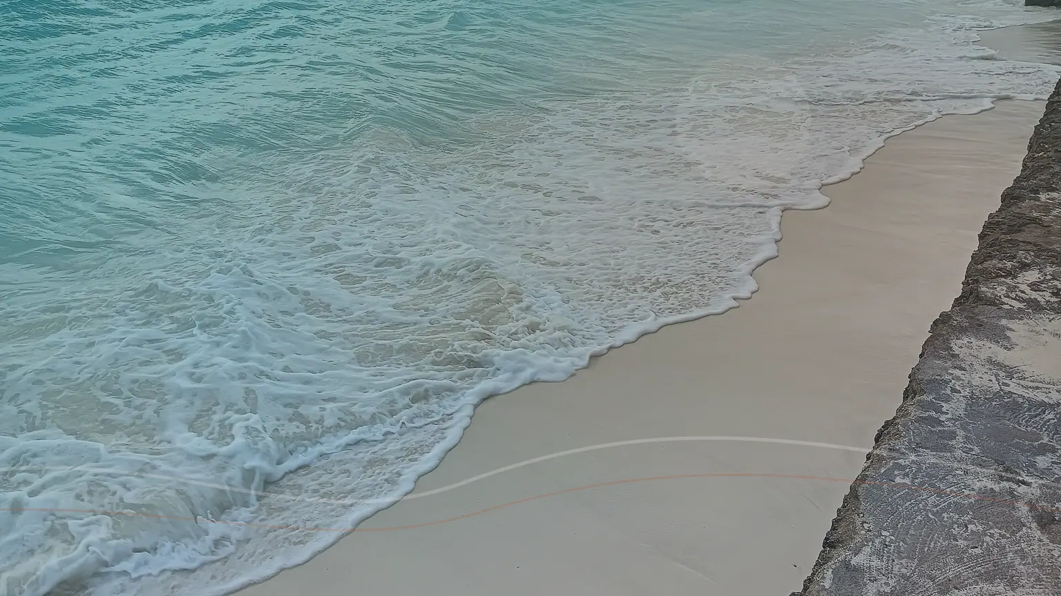 Costa sudeste de Zanzibar com mar e areia clara