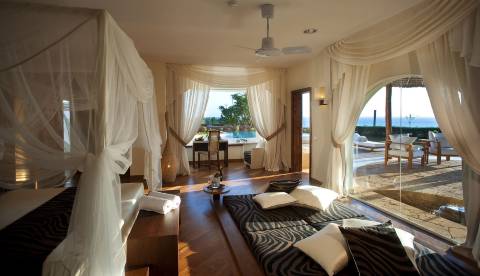 Espaço de praia no Bluebay Beach Resort & Spa